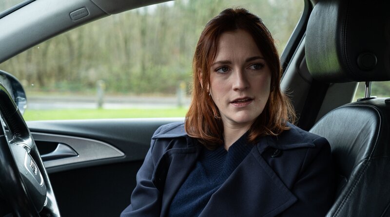 Bei Detective Ashleigh Francis (Charlotte Ritchie) gehen alle Alarmglocken an. – Bild: ARD Degeto Film/​ITV Studios