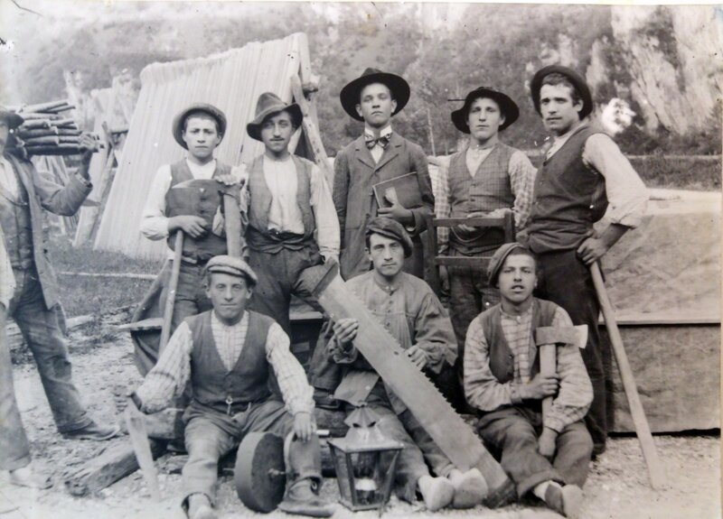 Holzarbeiter aus dem Cadore 1925. – Bild: ORF III