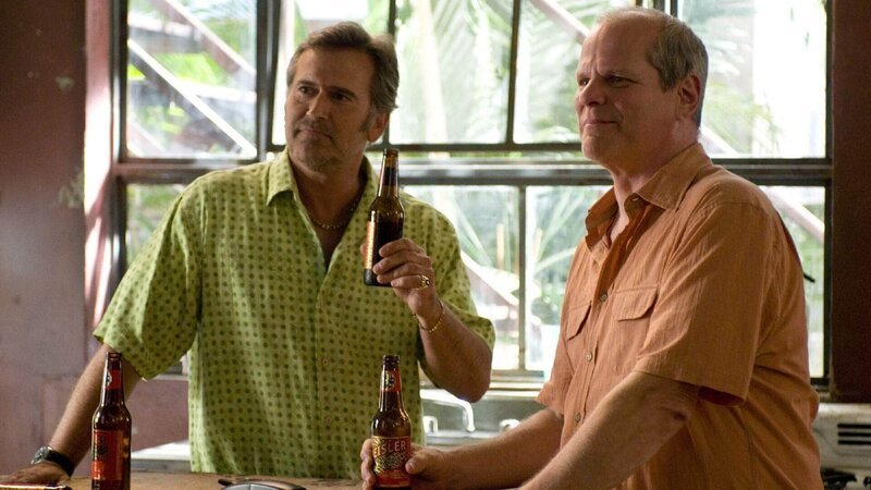 Sams (Bruce Campbell, l.) alter Kumpel Virgil Watkins (Chris Ellis) lässt sich mal wieder in Miami blicken. Die Tochter eines Freundes steckt in Schwierigkeiten und benötigt dringend Hilfe. – Bild: RTL Deutschland