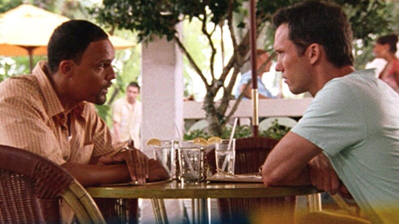 Michael (Jeffrey Donovan, r.) hilft seinem alten Jugendfreund Ricky (Ben Watkins), der beschuldigt wird, zwei Millionen Dollar unterschlagen zu haben. – Bild: RTL /​ Twentieth Century Fox /​ Böses Blut