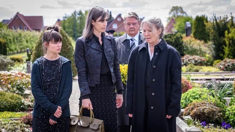 Vera Eckhoff (Iris Berben, r.) steht erschüttert am Grab ihres Stiefvaters. Ihre Halbschwester Marlene von Kamcke (Nina Kunzendorf, 2.v.l.), deren Tochter Anne (Svenja Liesau, l.) und Veras lebenslanger Nachbar Hinni (Peter Kurth, 2.v.r.) versuchen, ihr beizustehen. – Bild: ZDF und Sandra Hoever