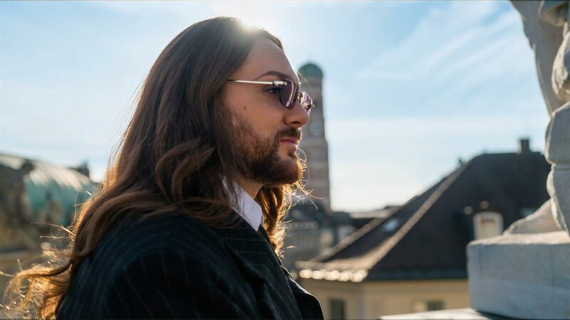 Nach einem Auftritt in der Sesamstraße hat Riccardo Simonetti einen Shitstorm und rechte Hetze erlebt. – Bild: ZDF und Marius Köhn