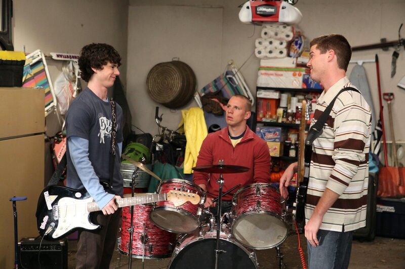 Nachdem ihre Eltern das Kabelfernsehen gekündigt haben, hat Axl (Charlie McDermott, l.) endlich Zeit, seinen wahren Traum zu leben: Mit seinen Kumpels Darrin (John Gammon, M.) und Sean (Beau Wirick, r.) gründet er eine Rockband … – Bild: Warner Brothers Lizenzbild frei
