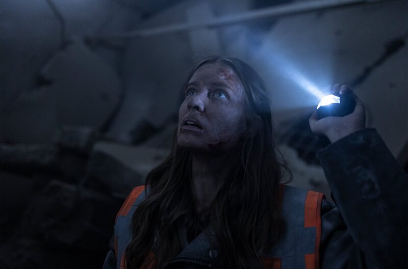 Linnea (Heli Hyttinen) sucht nach Hinweisen, die helfen könnten, ihren Hohlraum zu lokalisieren. – Bild: NDR/​Heikki Leis/​Fire Monkey