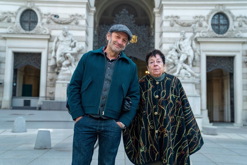 Dr. Ingrid Haslinger (rechts) weiß als kulinarische Historikerin alles über das Wiener Schnitzel und lässt den Schmidt Max (links) teilhaben. – Bild: André Goerschel /​ BR