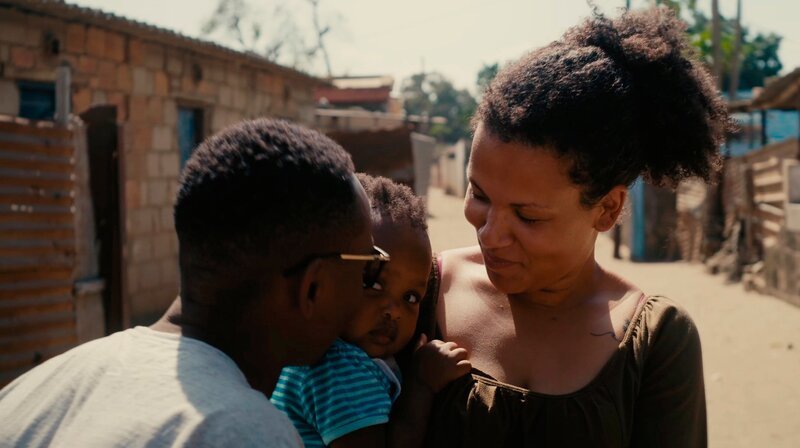 Seit der Geburt von Luana versucht die Afrodeutsche Sarah, den sprunghaften Mosambikaner Eduardo trotz Entfernung und kultureller Unterschiede, dazu zu bringen seine Vaterrolle wahrzunehmen. Gemeinsam mit ihrer einjährigen Tochter reist sie von Berlin nach Afrika … Auftakt einer Reihe von Abschlussfilmen der Filmuniversität Babelsberg KONRAD WOLF, die im Herbst ihr 70jähriges Bestehen feiert. – Sarah trifft nach der Geburt ihrer gemeinsamen Tochter Luana in Mosambik erstmals wieder auf Kindsvater Eduardo. – Bild: HR/rbb/Film Five GmbH/David-Simon Groß Seit der Geburt von Luana versucht die Afrodeutsche Sarah, den sprunghaften Mosambikaner Eduardo trotz Entfernung und kultureller Unterschiede, dazu zu bringen seine Vaterrolle wahrzunehmen. Gemeinsam mit ihrer einjährigen Tochter reist sie von Berlin nach Afrika … Auftakt einer Reihe von Abschlussfilmen der Filmuniversität Babelsberg KONRAD WOLF, die im Herbst ihr 70jähriges Bestehen feiert. – Sarah trifft nach der Geburt ihrer gemeinsamen Tochter Luana in Mosambik erstmals wieder auf Kindsvater Eduardo. – Bild: HR/rbb/Film Five GmbH/David-Simon Groß