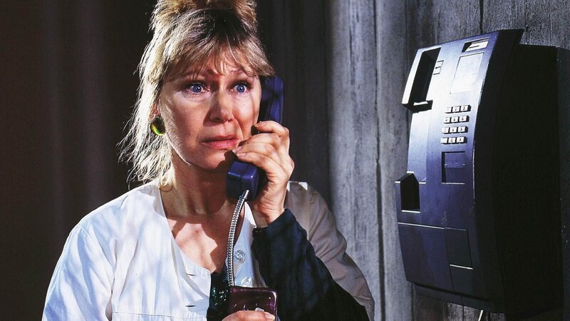 Ilse (Christiane Reiff) spricht Gregor auf den Anrufbeantworter. Sie ist so verletzt, dass sie ihn nie mehr wiedersehen will. – Bild: RTL /​ Claudius Pflug