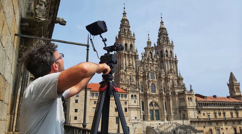 Kameramann und Kathedrale in Santiago. – Bild: ZDF und SR/​Anne Strauch.