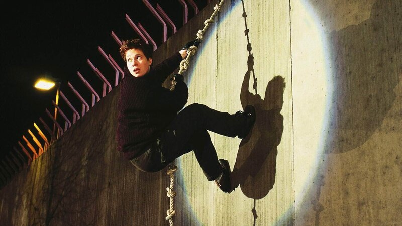 Conny (Kristin Lenhardt) versucht aus dem Gefängnis zu fliehen – doch gerade als sie mit dem Seil die Mauer erklimmt, wird sie entdeckt … – Bild: RTL