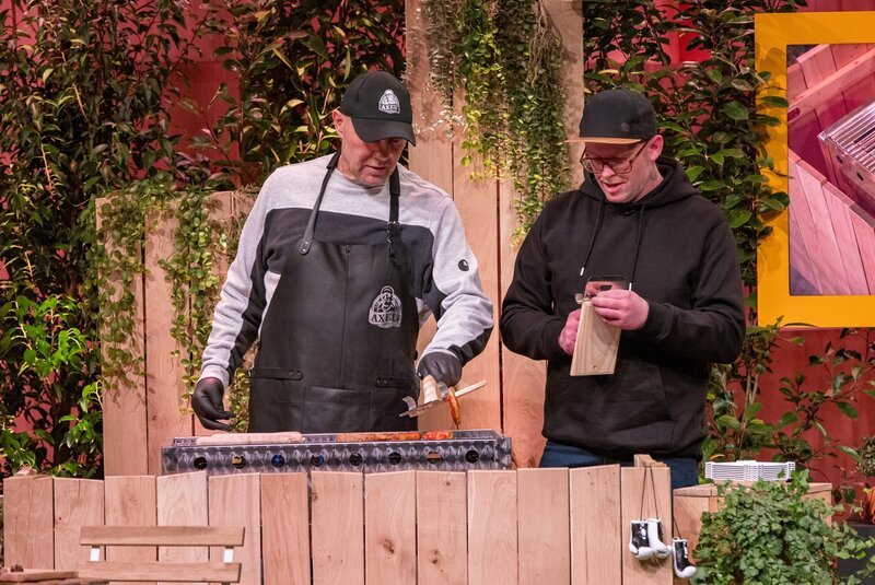 Markenbotschafter Axel Schulz (l.) demonstriert zusammen mit Udo Mammone die Funktionalität des Multitools. – Bild: RTL