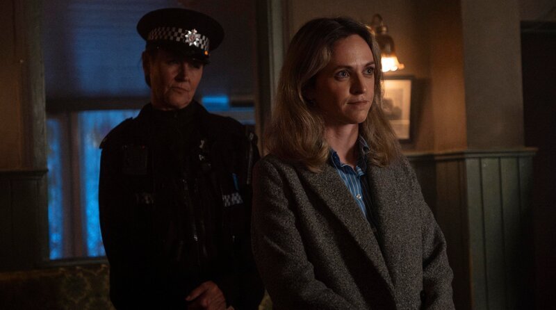 DS Sara Burns (Lucinda Dryzek) stellt im Pub unbequeme Fragen. – Bild: ITV Studios/​Mammoth Screen