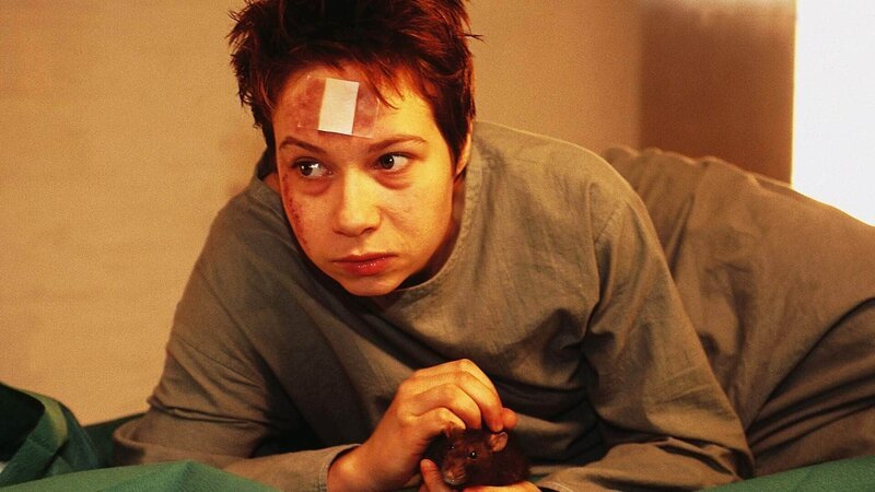 Conny (Kristin Lenhardt) versucht die Ratte zu zähmen. Sie redet mit dem Tier, um sich zu beruhigen. – Bild: RTL