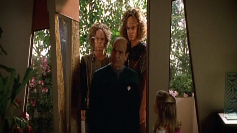 K’Kath (Chad Haywood), The Doctor (Robert Picardo) und Larg (Stephen Anthony Ralston) – Bild: Tele 5
