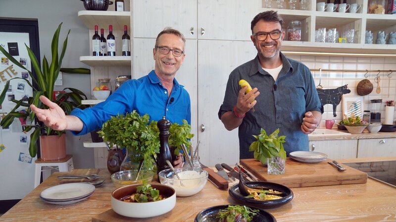 Fernsehkoch Tarik Rose und NDR Ernährungs-Doc Matthias Riedl haben in ihrer Küche wieder leckere und gesunde Lebensmittel am Start. – Bild: NDR/​dmfilm/​Florian Kruck