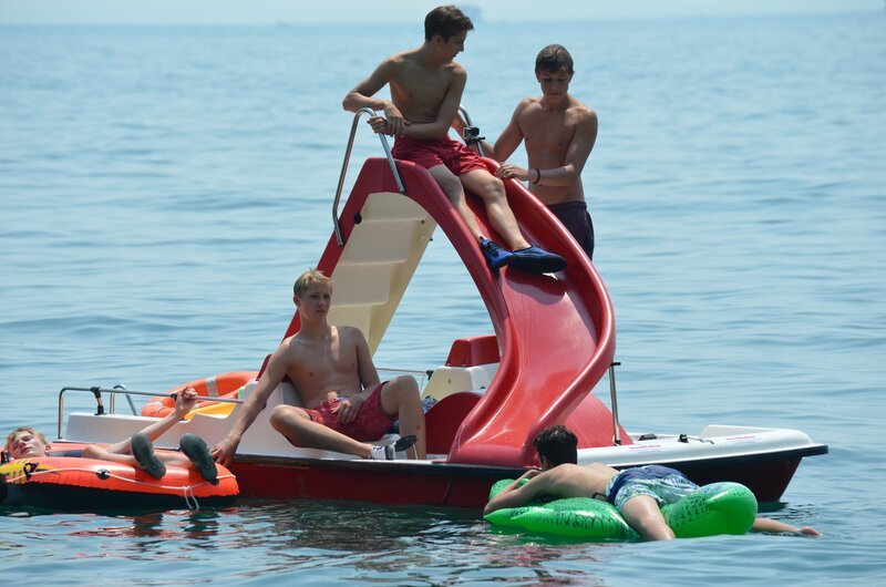Die Jungs-WG: Sommer. Sonne. Elternfrei. Luc, Ole, Robin, Leroy, Nils (v.l.n.r.) beim Chillen auf dem Gardasee. – Bild: ZDF/​E+U TV Film- und Fernsehproduktion