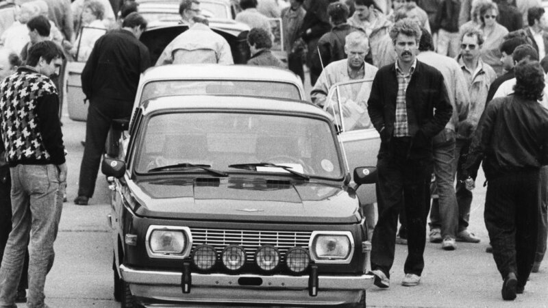 „Wenn sie rosten, ab in den Osten“. Im letzten Jahr der DDR ist alles möglich: Der Hunger nach Autos aus dem Westen ist so groß, dass selbst Schrottwagen Rekordpreise erzielen. Einen TÜV gibt’s in der DDR nicht. – Bild: ZDF