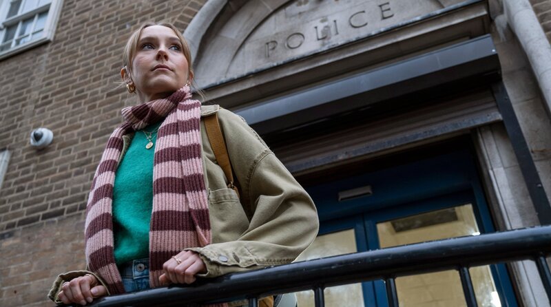 Die taubstumme Alison Brooks (Rose Ayling-Ellis) unterstützt die Polizei als Lippenleserin bei der Jagd auf eine Profibande von Diamantendieben – und gerät dabei selbst in ein Minenfeld aus Täuschung, Manipulation und Verrat. – Bild: ITV Studios/​Mammoth Screen