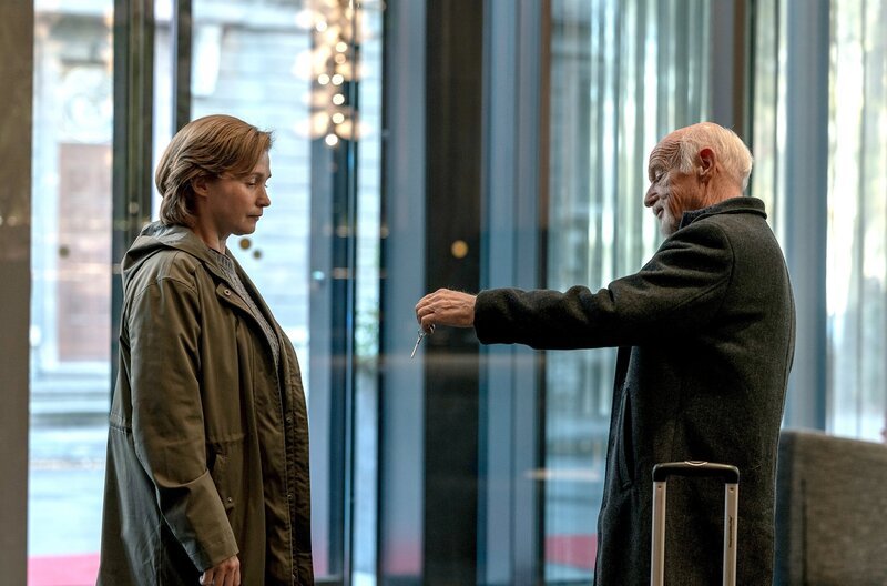 Sie haben es versucht: Jakob (Dietrich Hollinderbäumer) überreicht Marita (Leena Pöysti) beim Abschied einen Schlüssel. – Bild: NDR/​Heikki Leis/​Fire Monkey