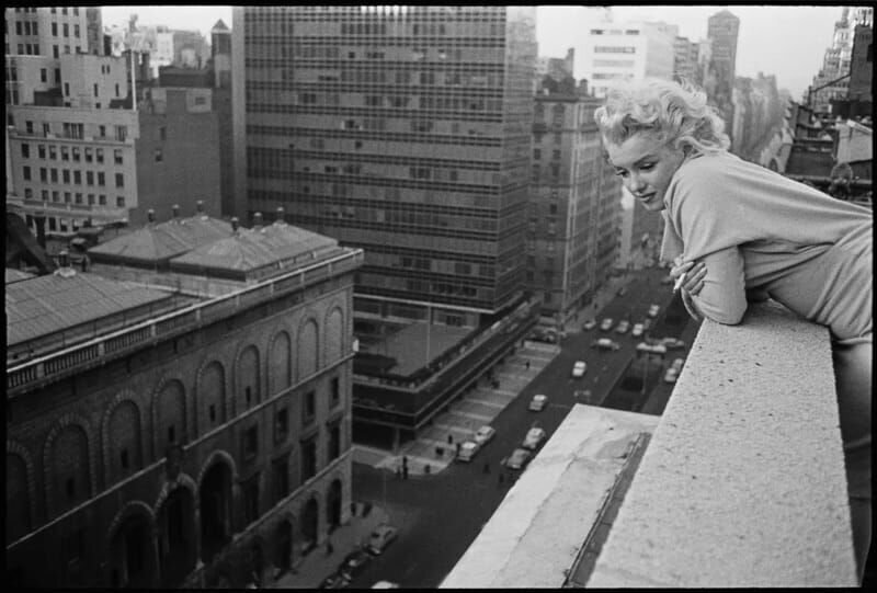 Marilyn Monroe über den Dächern von New York (1955). Die ersten großen Rollen in Filmen wie „Niagara“, „Blondinen bevorzugt“ und „Das verflixte 7. Jahr“ machten sie weltberühmt. – Bild: French Connection Films