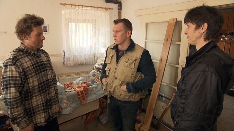 Trödelprofi Otto (Mitte) macht zusammen mit Uwe und dessen Schwester Steffi eine Hofbegehung – Bild: RTL Zwei