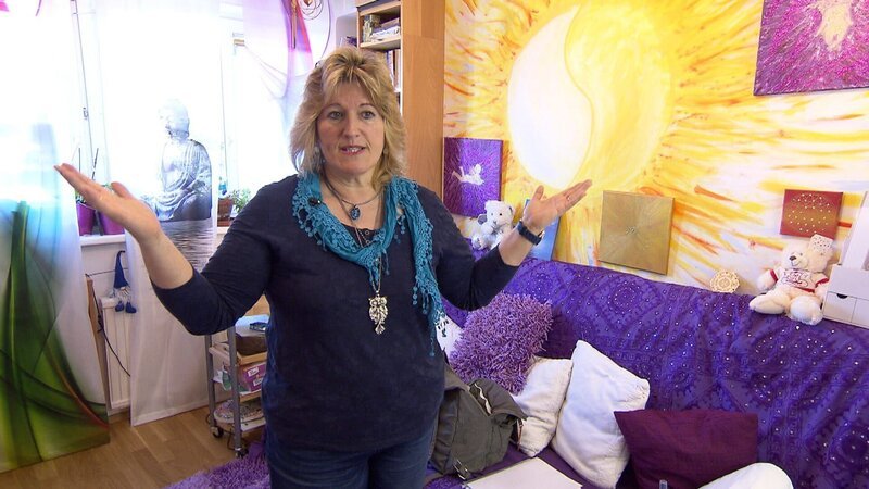 Jenseitsmedium und Energetikerin Anita R.r empfängt Botschaften von Verstorbenen. – Bild: 3sat