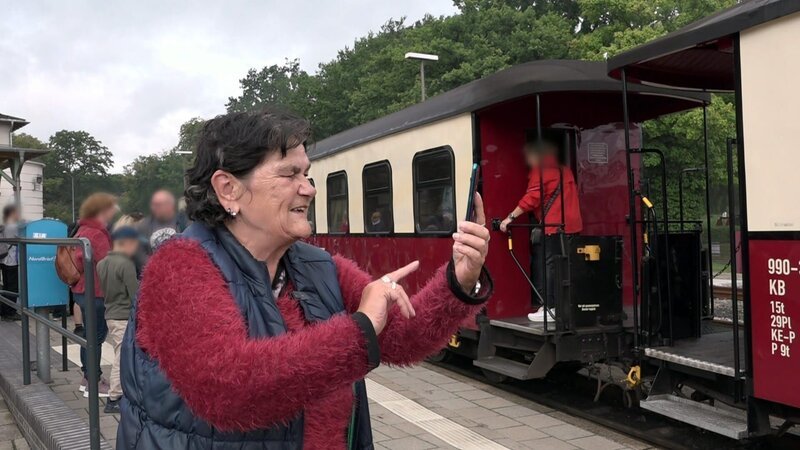 Regina kurz vor der Fahrt mit Dampfeisenbahn ‚Molli‘, mit der sie sich einen Kindheitstraum erfüllte – Bild: RTLZWEI