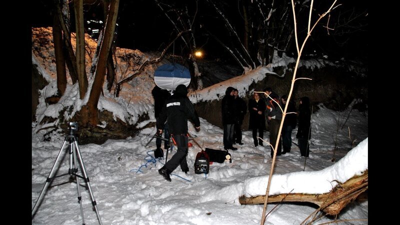 Eine lebensbedrohliche Medikamenten-Vergiftung wird dank einer Platzwunde entdeckt, aber wer wollte Josef A. vergiften, und warum? – Bild: Polizei Mühlhausen /​ ZDF