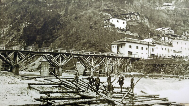 Flösser bei Perarolo. – Bild: ORF III