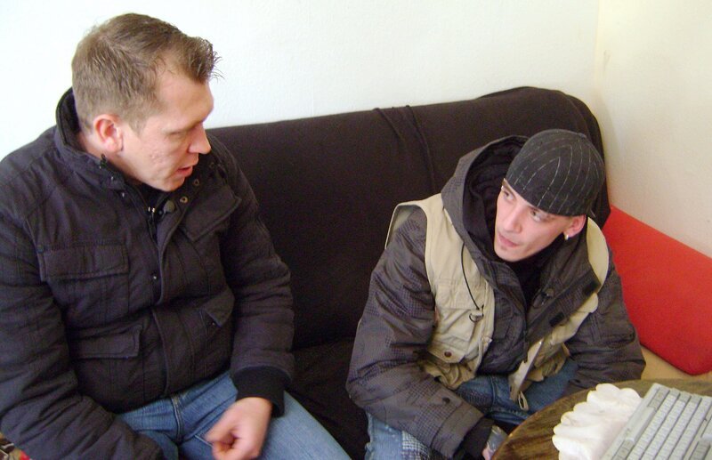 Kurzerhand macht Otto (li.) den 22jährigen Ricardo zum Chef der Familien-Aufträum-Aktion! – Bild: RTL Zwei