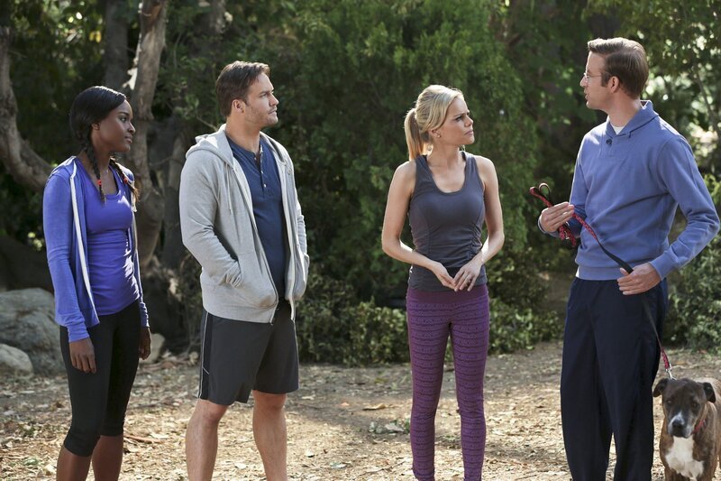 Ein Treffen mit einem gewissen Peinlichkeitsfaktor: Lynly (Antoinette Robertson, l.), George (Scott Porter, 2.v.l.), Tansy (Mircea Monroe, 2.v.r.) und Scooter (Matt Oberg, r.) … – Bild: Warner Brothers