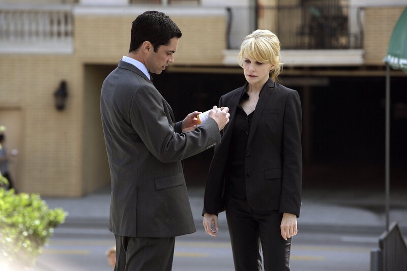 Det. Lilly Rush (Kathryn Morris, r.) zeigt Det. Scott Valens (Danny Pino, l.) Medikamente, die sie im Apartment ihrer Schwester gefunden hat. – Bild: Warner Bros. Television