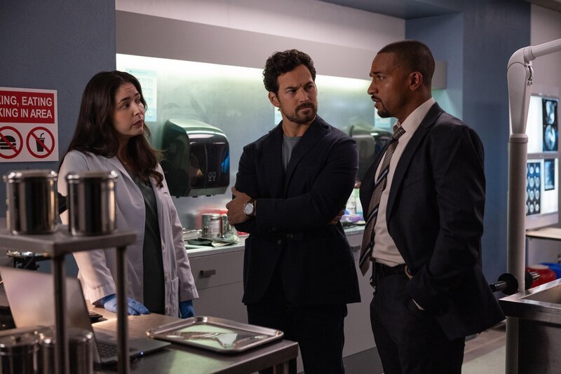 Cole Ellis (Giacomo Gianniotti, M.); Detective Simmons (Michael Xavier, r.) – Bild: Vancon S2 Productions BC Inc. /​ Vancon S2 ON Inc. /​ Justine Yeung