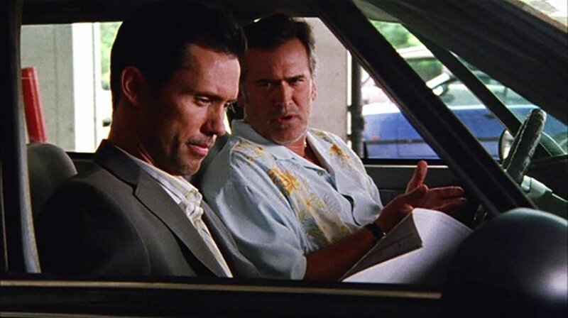 Michael (Jeffrey Donovan, l.) und sein bester Freund Sam (Bruce Campbell) schauen sich die frisch gestohlenen Unterlagen an. Ob die wichtigen Dokumente Licht in die Ermittlungen bringen? – Bild: VOXup