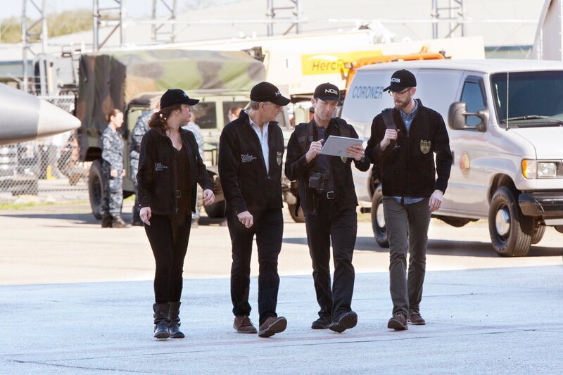 Das NCIS Team (v.l.n.r.: Vanessa Ferlito, Scott Bakula, Lucas Black, Rob Kerkovich) geht den aktuellen Fall durch. Noch ahnen sie nicht, dass sie sich bald mit einem ansteckenden Virus auseinandersetzen müssen … – Bild: 2016 CBS Broadcasting, Inc. All Rights Reserved