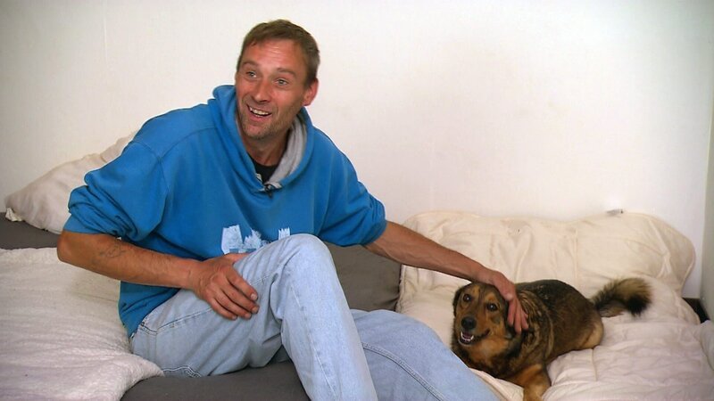 Nach harten Zeiten haben Stephan und Hund Socke nun wieder eine Bleibe. – Bild: RTLZWEI