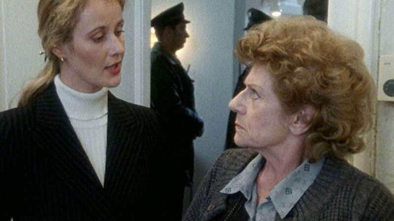 Staatsanwältin Charlotte Glaser (Britta Schmeling, l.) befragt die Mutter (Ursula Diestel) des verdächtigen Günther Schmidt. Diese glaubt natürlich nicht, dass ihr Sohn etwas mit dem Mord zu tun hat. – Bild: MG RTL D