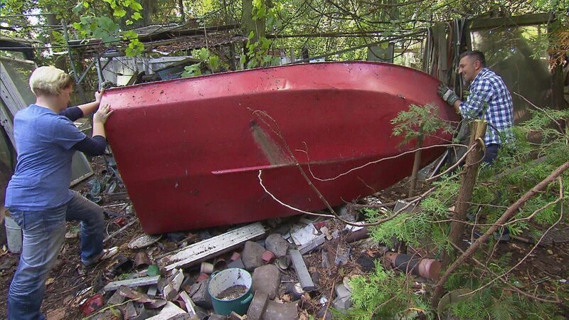 Mauro und Viola wollen das alte Boot von Violas Vater von dem Müllberg befreien – Bild: RTL II