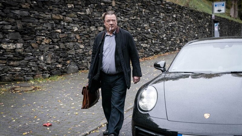 Dr. Schlesinger (Peter Kurth) – Bild: RTL /​ MOOVIE /​ Stephan Rabold