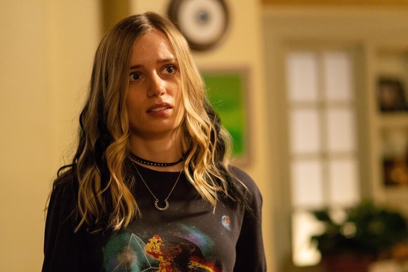 Claire Wilkes (Anja Savcic) – Bild: 2018 Farmersville Productions, Inc. All Rights Reserved. Lizenzbild frei