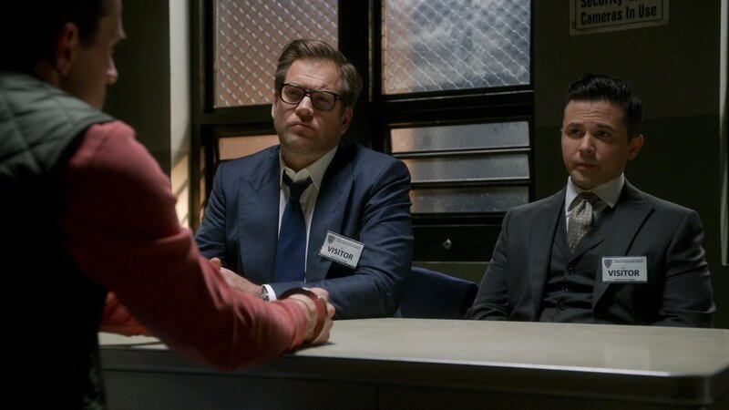 L-R: Dr. Jason Bull (Michael Weatherly) , Benny Colón (Freddy Rodríguez) – Bild: 2018 CBS Broadcasting, Inc. All Rights Reserved. Lizenzbild frei