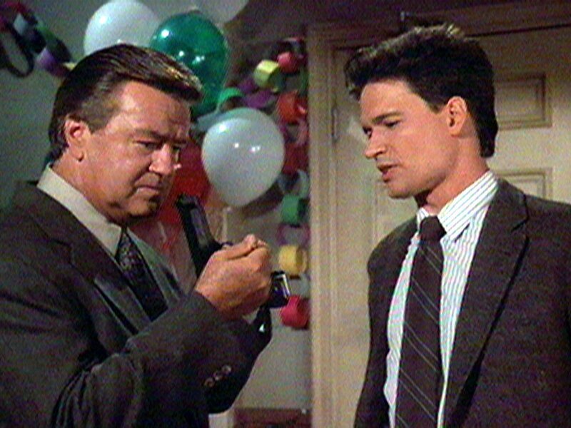 Floyd und Metzger stellen die Waffe sicher, mit der eine Frau während der Party angeschossen wurde. – Bild: Sat.1 Gold