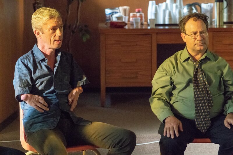 Roger Frostly (Mat Fraser, l.) – Bild: 2018 Farmersville Productions, Inc. All Rights Reserved. Lizenzbild frei