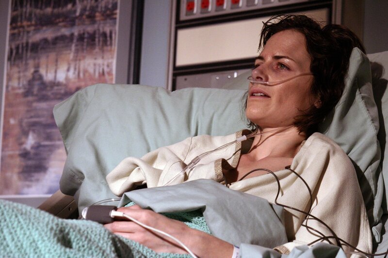 Wegen plötzlichen Lähmungserscheinungen wird Carly Forlano (Sarah Clarke) ins Krankenhaus eingeliefert. – Bild: FOX BROADCASTING COMPANY