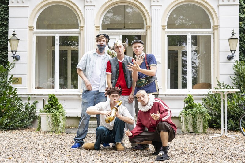 (v.l.n.r.) Bruno (Bruno Alexander); Oskar (Oskar Belton); Emil (Emil Belton); Leonhard (Leonard Fuchs); Max (Max Mattis) – Bild: Joyn /​ Markus Hertrich