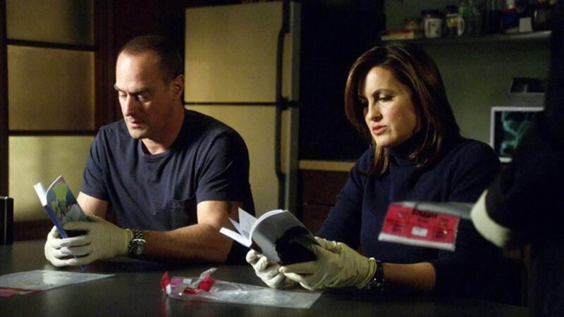 Elliot Stabler (Christopher Meloni) und Olivia Benson (Mariska Hargitay) sind geschockt. Ein Sexualtäter missbraucht Mädchen und schreibt die Taten in Büchern nieder. – Bild: RTL /​ Universal