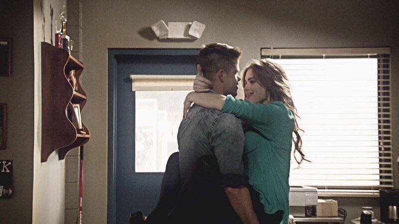 Aiden (Max Carver) und Lydia Martin (Holland Roden) – Bild: RTL