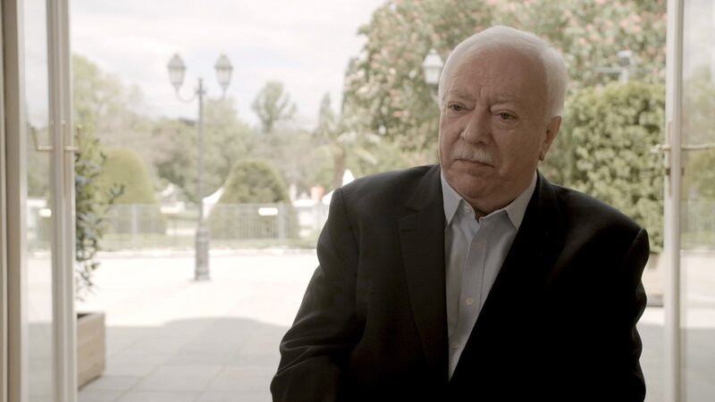 Michael Häupl plaudert über die botanischen Besonderheiten in „seinem Vorgartl“, dem Rathausplatz, und gibt zu, dass er als „junger zuagraster Student“ die Parkkultur der Wienerinnen und Wiener lange nicht begreifen konnte. – Bild: ORF /​ kurt mayer film