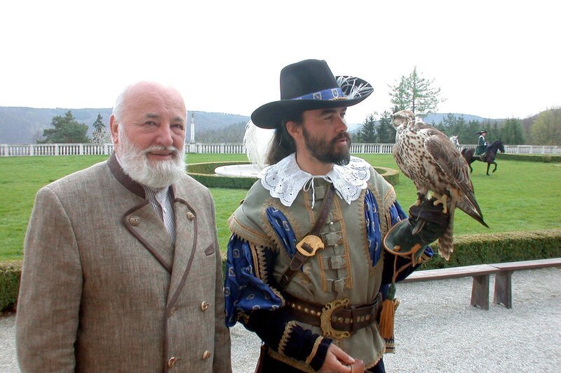 Sepp Forcher bei einer Falknervorführung, Schloss Rosenburg. – Bild: ORF/​Anton Wieser