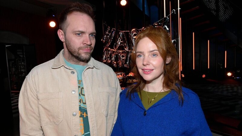 Erik (Patrick Heinrich) überspielt an seinem Geburtstag das schlechte Gewissen vor Toni (Olivia Marei). – Bild: RTL