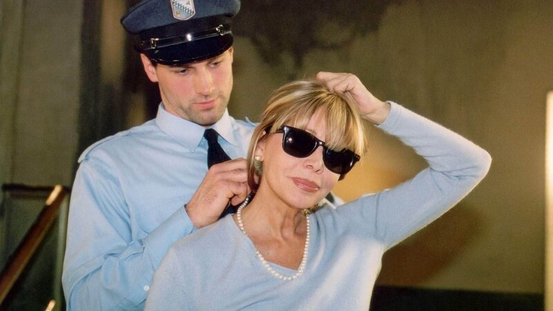 Jeanette (Christine Schubert) macht sich gleich an den neuen attraktiven Schließer David (Jost Pieper) ran und benutzt dafür ihre angebliche Hilflosigkeit als Blinde. – Bild: MG RTL D /​ Kathrin Knoke